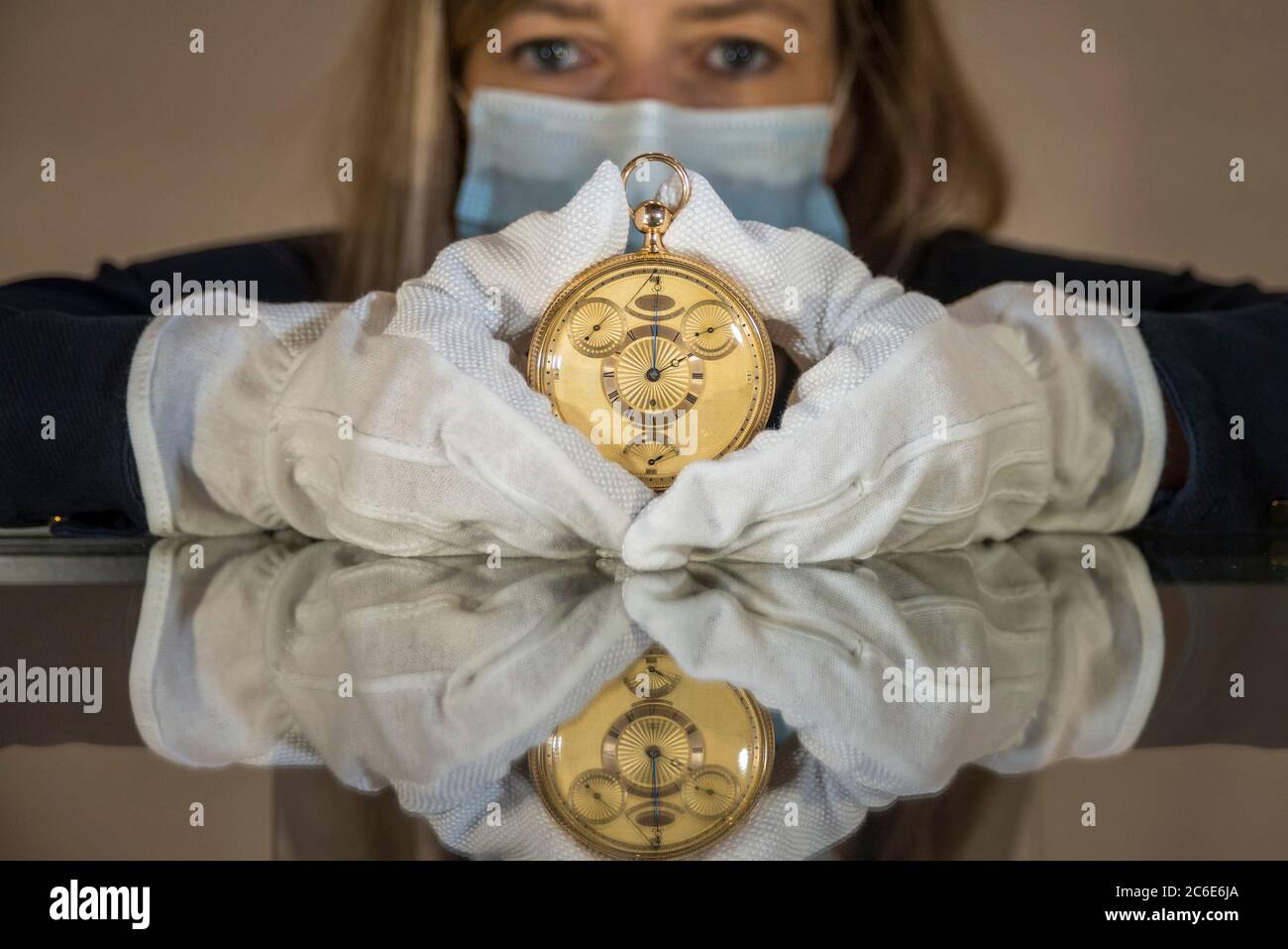 Londres, Royaume-Uni. 9 juillet 2020. Un membre du personnel présente la Tourbillon Watch du roi George III à un photocall à Sotheby's, New Bond Street. La montre d'or de pointe a été vendue par l'horloger Abraham-Louis Breguet au roi d'Angleterre pendant les guerres napoléoniennes. Avec une estimation de 700 000 - 1 million de livres sterling, il sera vendu aux enchères à Londres le 14 juillet. Credit: Stephen Chung / Alay Live News Banque D'Images