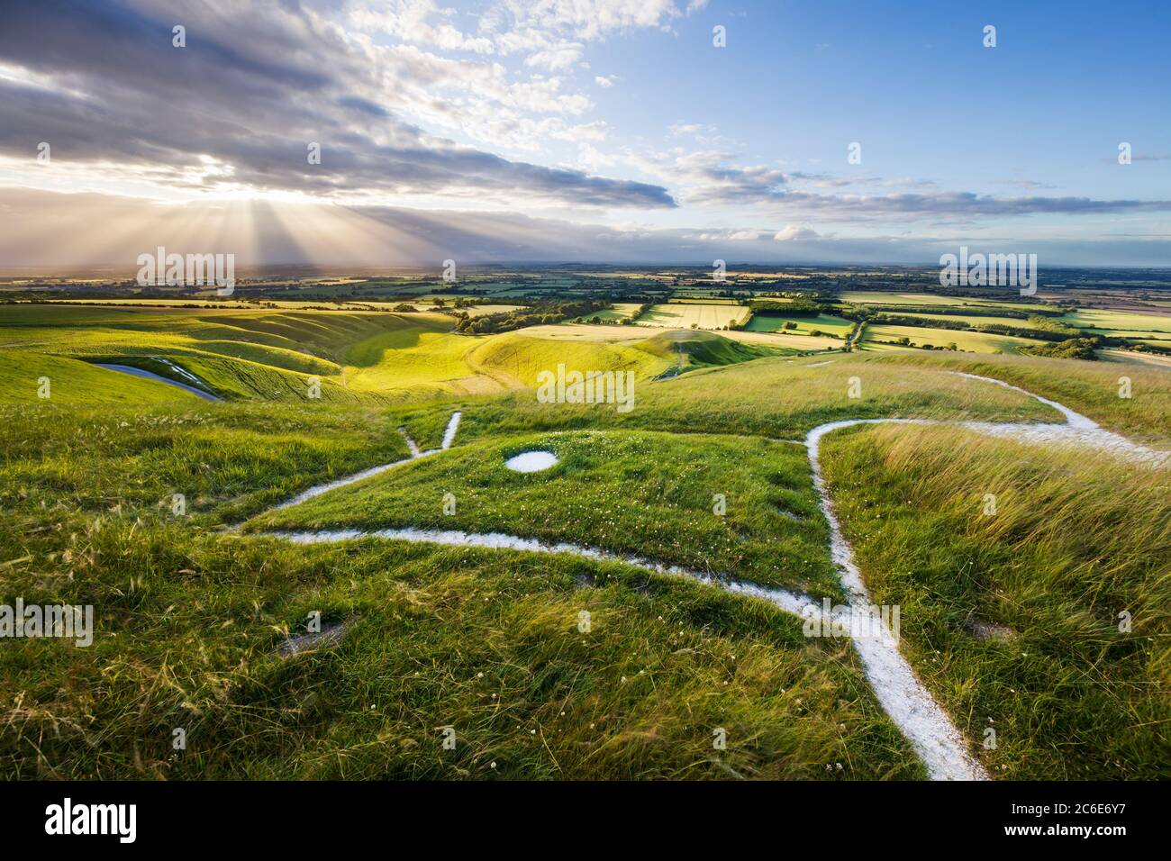 La sculpture préhistorique de White Horse et la colline de Manger et Dragon avec la vallée de White Horse vue de White Horse Hill au coucher du soleil Banque D'Images