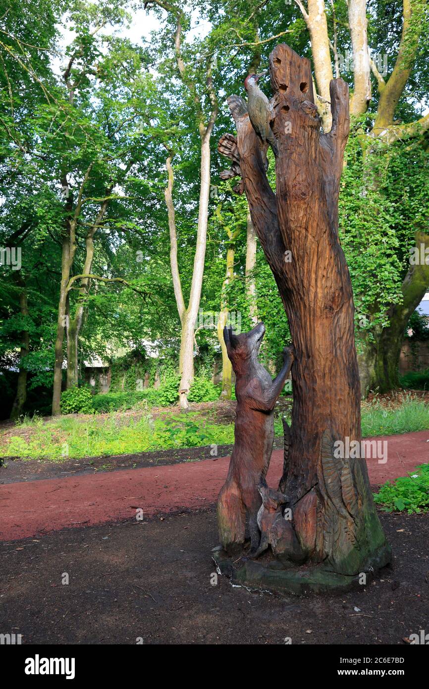 Sculpture en bois d'animaux britanniques dans le parc Cyfarthfa Banque D'Images