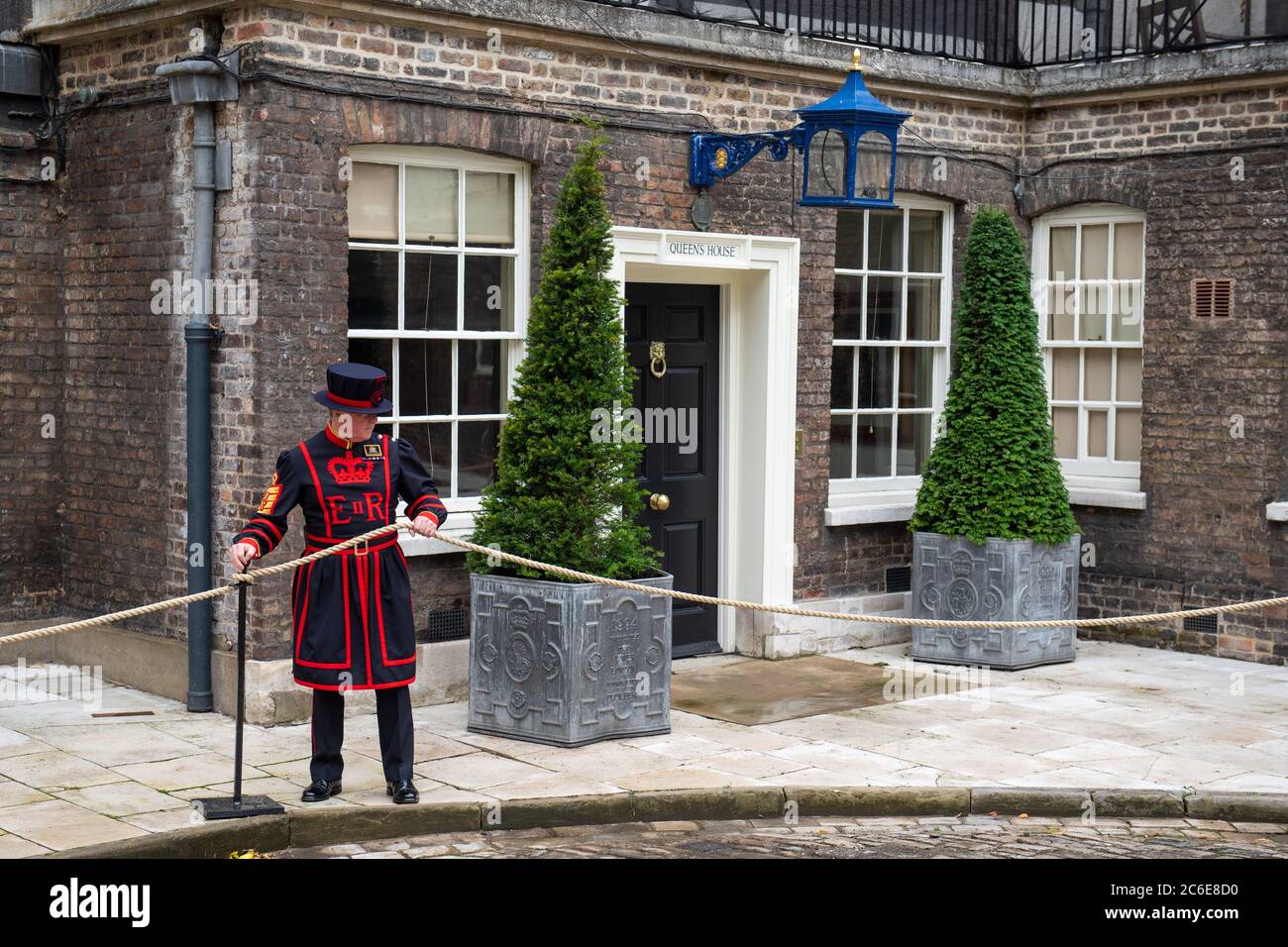 Le chef Yeoman Warder Peter McGowran met en place des cordes pour un système à sens unique à l'extérieur de la maison de la Reine, à la Tour de Londres, alors que les préparatifs se poursuivent pour la réouverture du site historique au public après la fermeture en raison de l'isolement du coronavirus. Banque D'Images