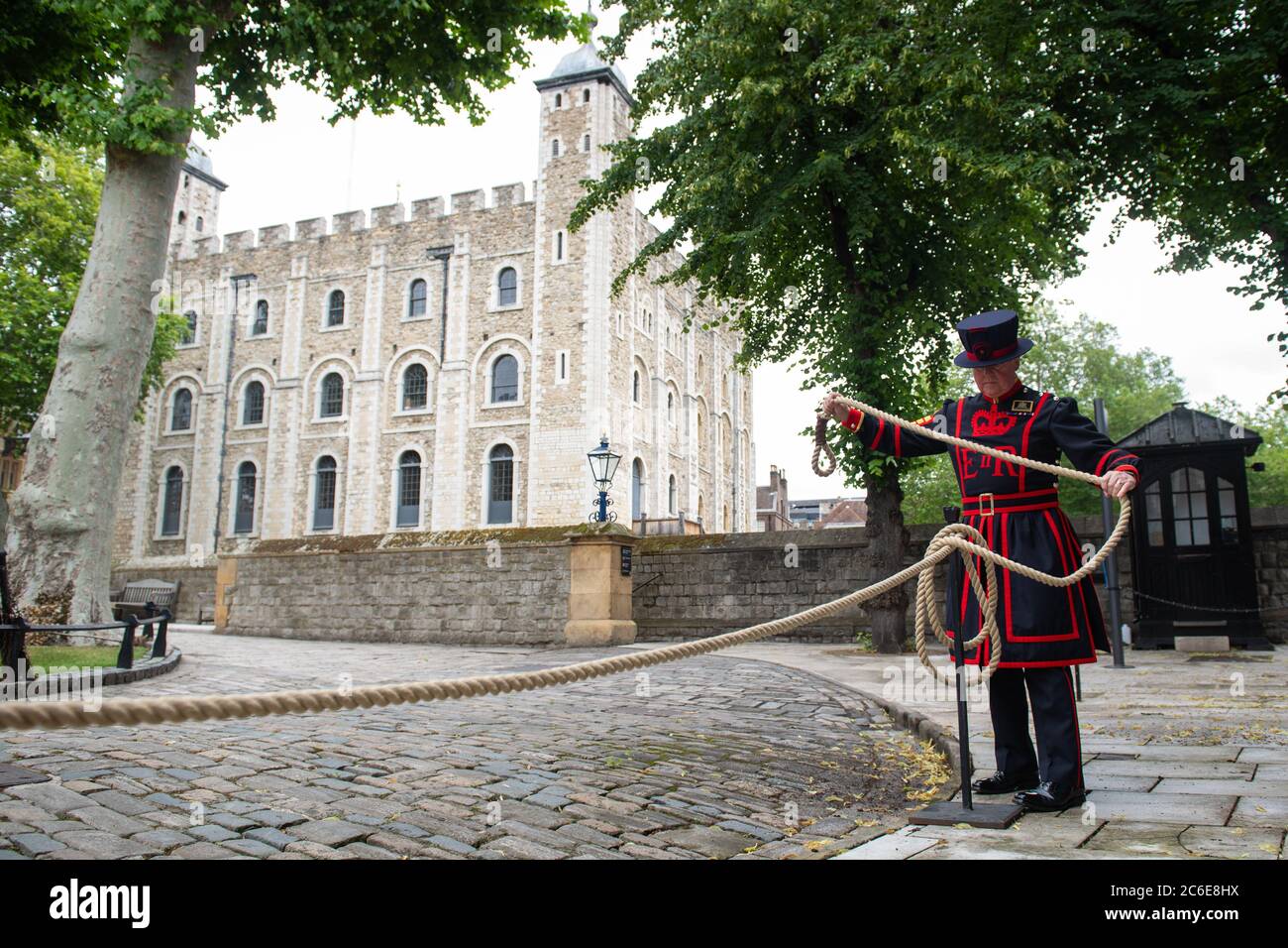 Le chef Yeoman Warder Peter McGowran met en place un système à sens unique à la Tour de Londres, alors que les préparatifs se poursuivent pour la réouverture du site historique au public après la fermeture en raison du blocage du coronavirus. Banque D'Images