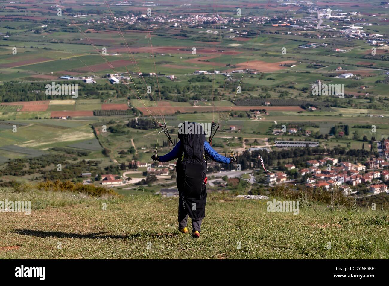 Drame, Grèce - 5 mai 2020 : parapente dans la zone populaire pour le parachutisme du côté de Korylovos à Drama Banque D'Images