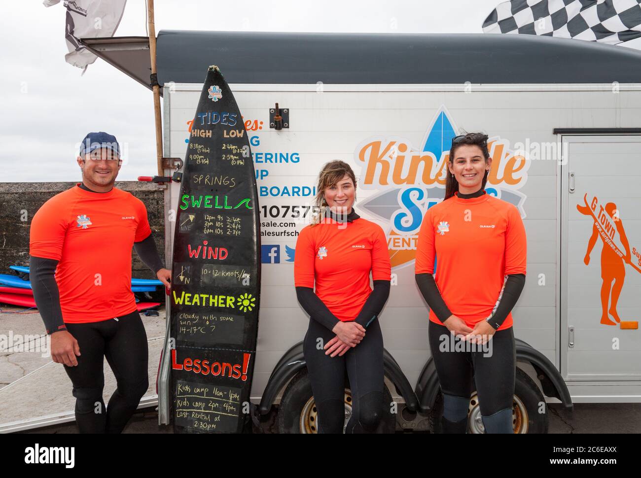 Garrettstown, Cork, Irlande. 09e juillet 2020. LTO R; les instructeurs de surf Gary Barrett, Ciara Gallagher et Sorcha Ní Bhrúdair d'Atlantic Offshore Adventures sont tous prêts pour le camp d'été de leurs étudiants à Garrettstown, Co. Cork, Irlande. - crédit; David Creedon / Alamy Live News Banque D'Images