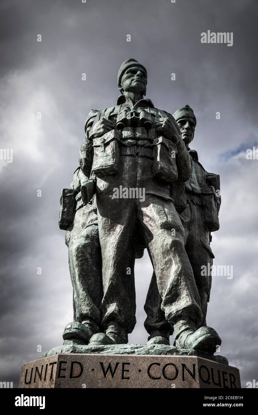 La statue du Commando au pont Spean, créée par le sculpteur Scott Sutherland. C'est un mémorial pour les Commandos britanniques qui ont suivi une formation autour du Lochaber Banque D'Images