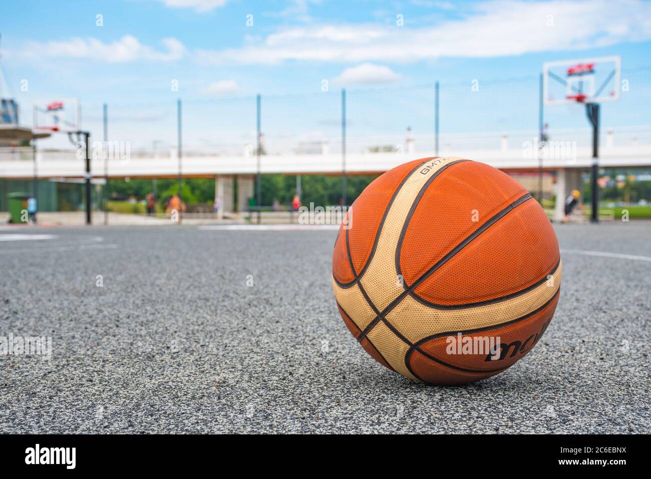 Ballon de basket-ball sur terrain d'asphalte, ballon de basket-ball de rue dans la ville Banque D'Images