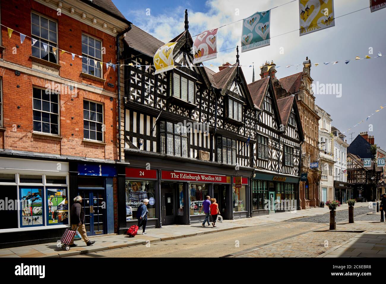 Centre-ville de Shrewsbury dans le Shropshire architecture Tudor Edinburgh Woolen Mill sur High Street Banque D'Images