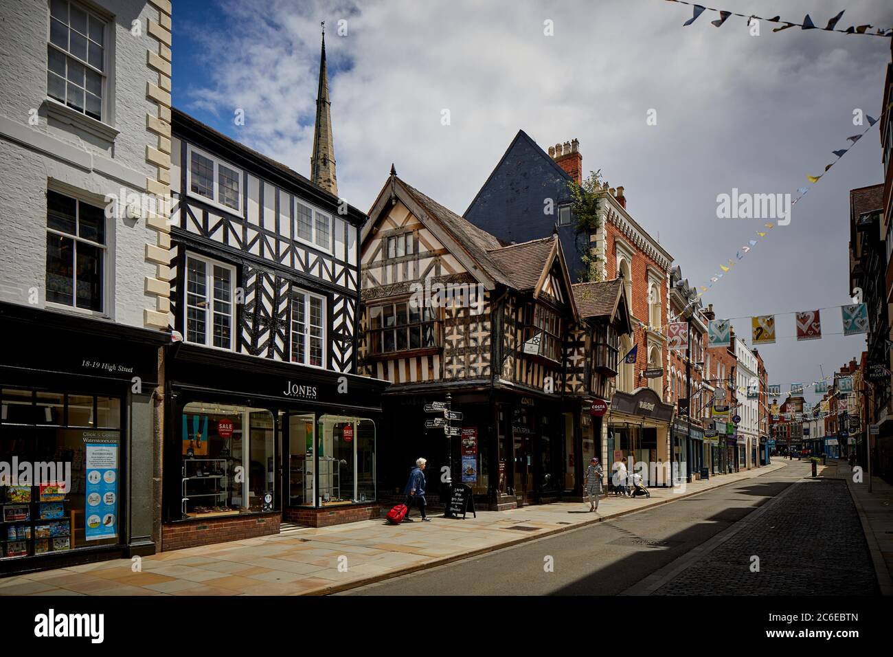 Le centre-ville de Shrewsbury, dans l'architecture Shropshire Tudor, et de grands bâtiments géorgiens en briques sur High Street Banque D'Images