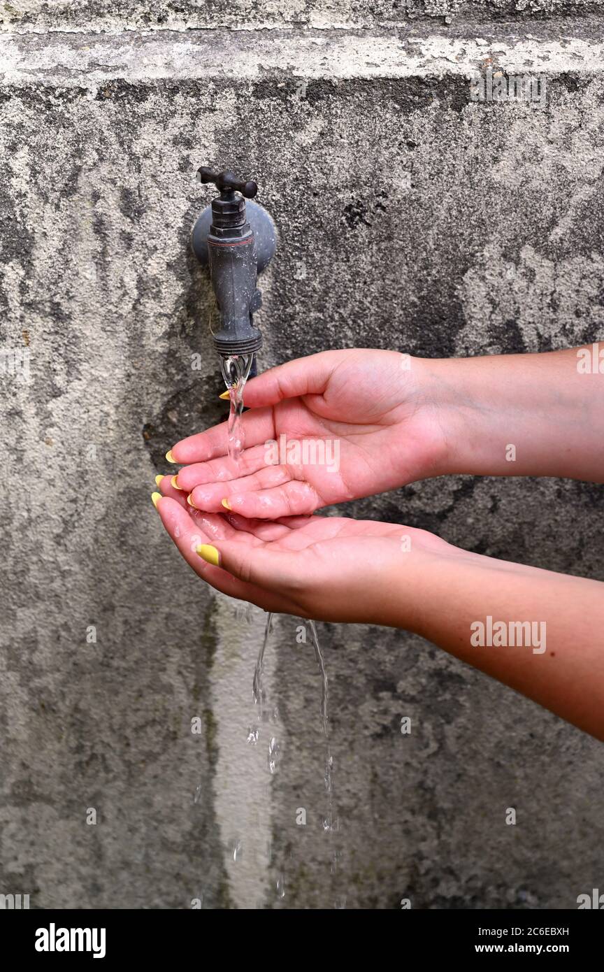 Fontaine publique du village. Covid-19 est dangereux et se déhancher les mains est une protection de la santé Banque D'Images