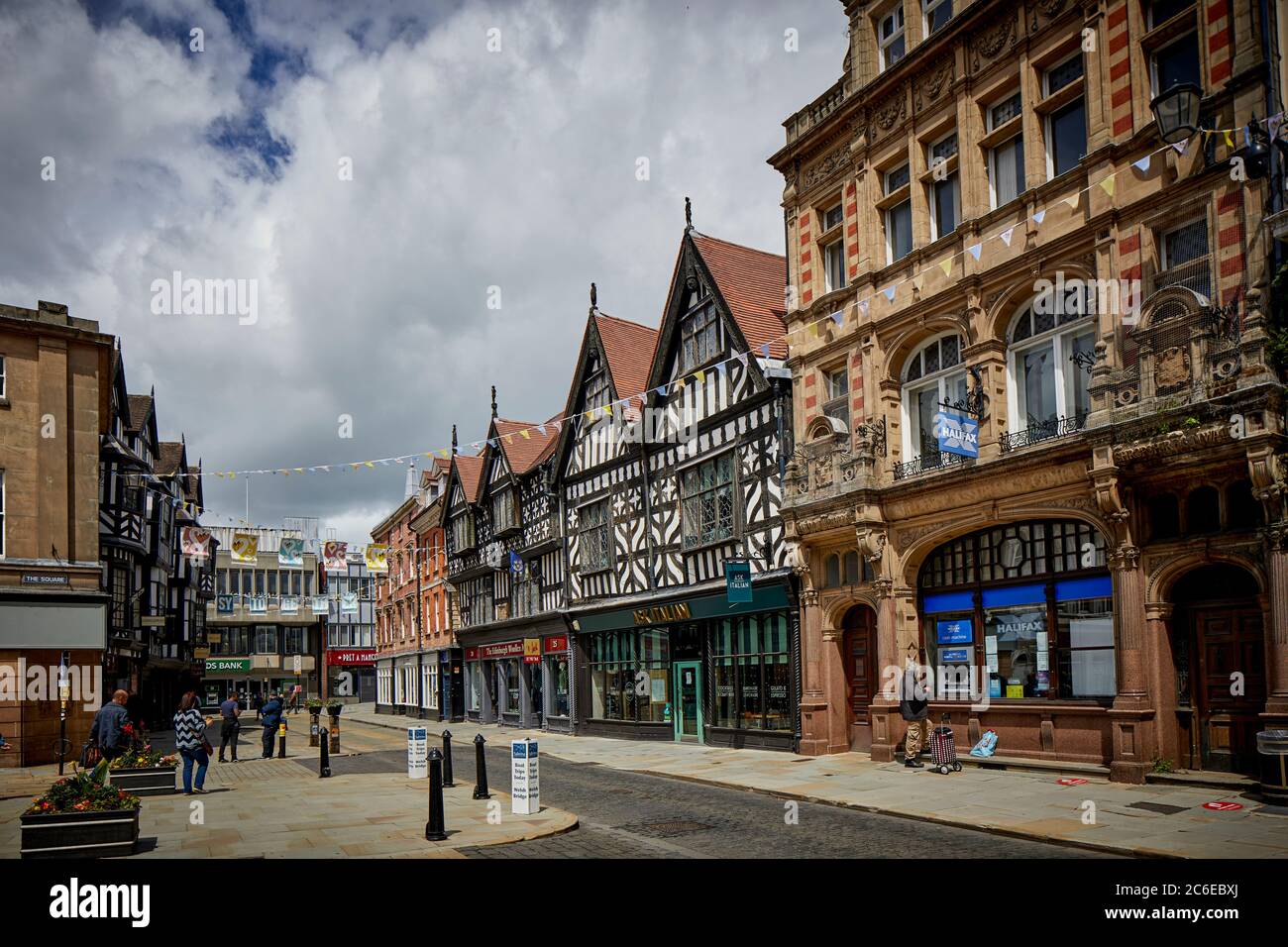 Le centre-ville de Shrewsbury, dans l'architecture Shropshire Tudor, et de grands bâtiments en briques construisent des bâtiments victoriens sur High Street Banque D'Images