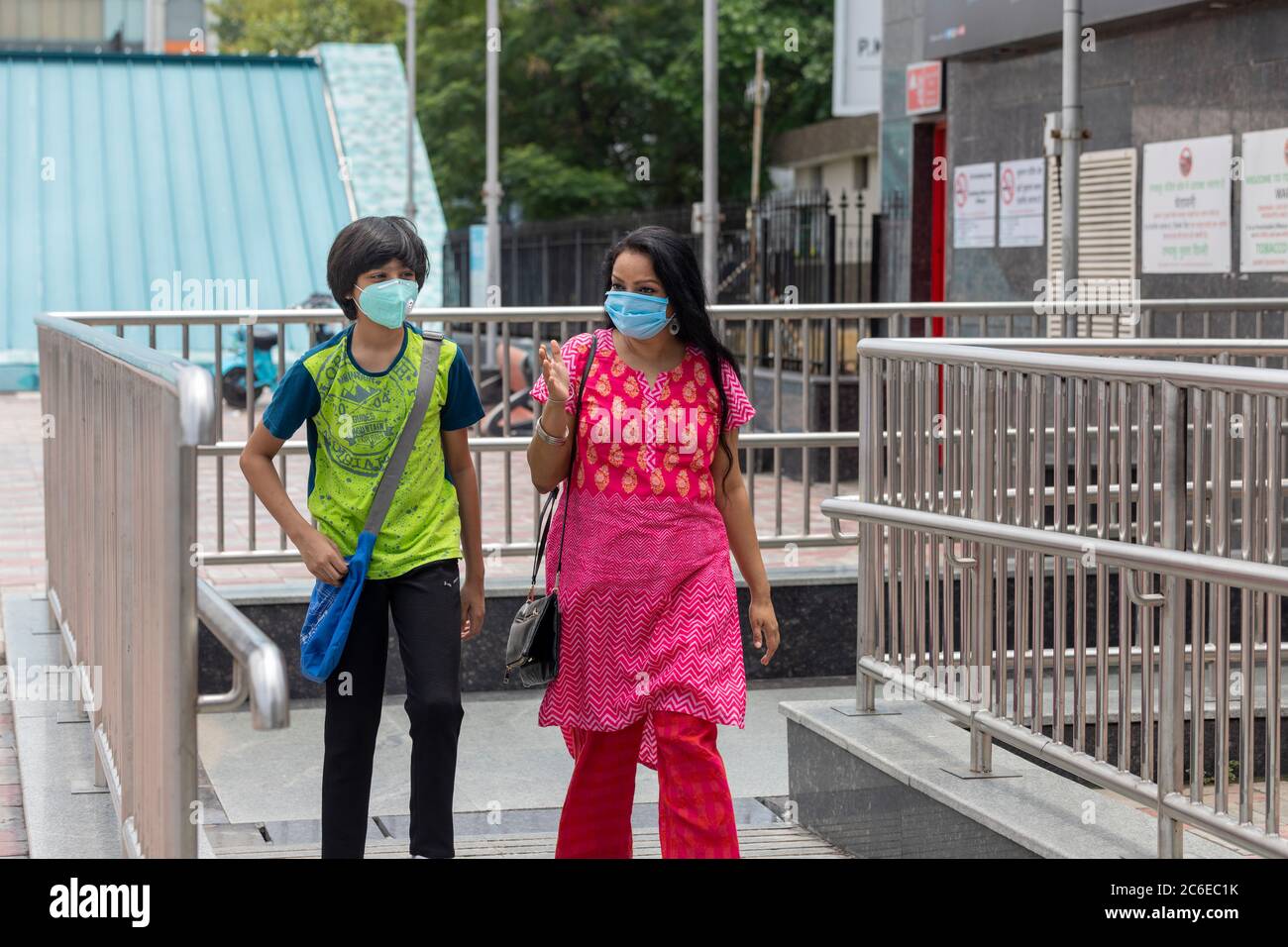 femme-indienne-et-son-fils-portent-un-masque-et-font-du-shopping-sur-le