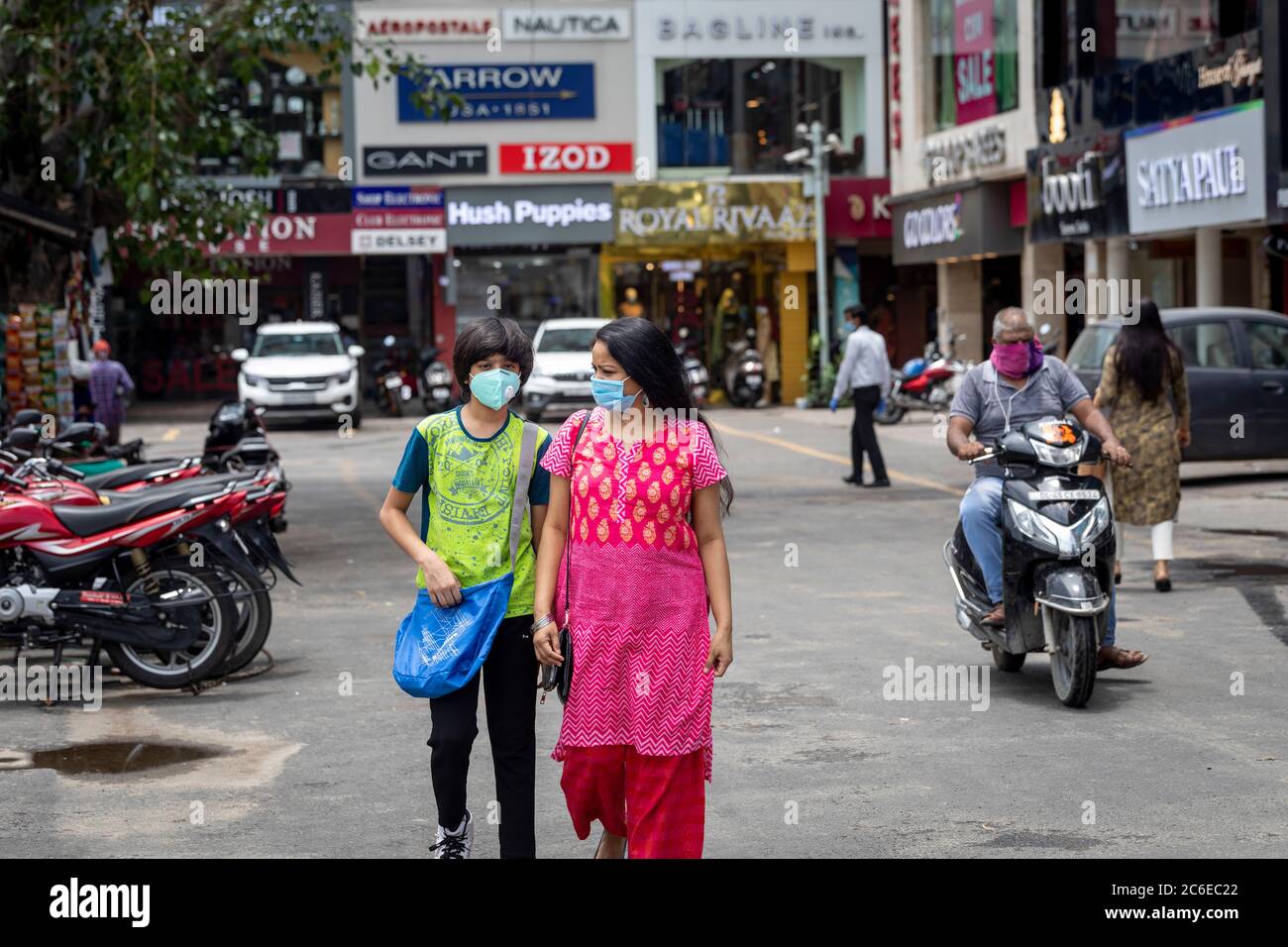 femme-indienne-et-son-fils-portent-un-masque-et-font-du-shopping-sur-le