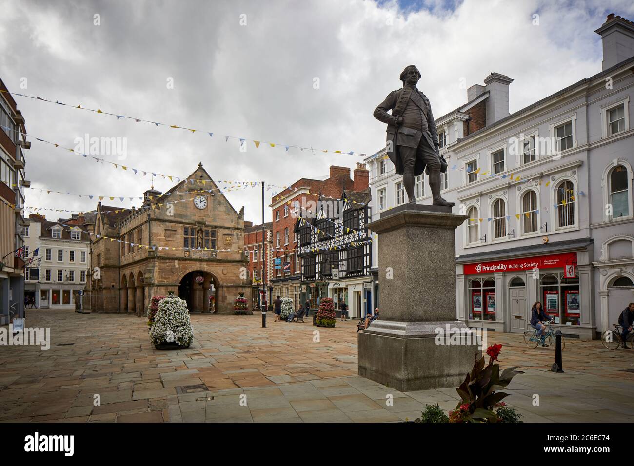 Centre-ville de Shrewsbury dans l'architecture de Shropshire Tudor sur High Street surplombant la place et MP Robert Clive (Clive of India) statue Banque D'Images