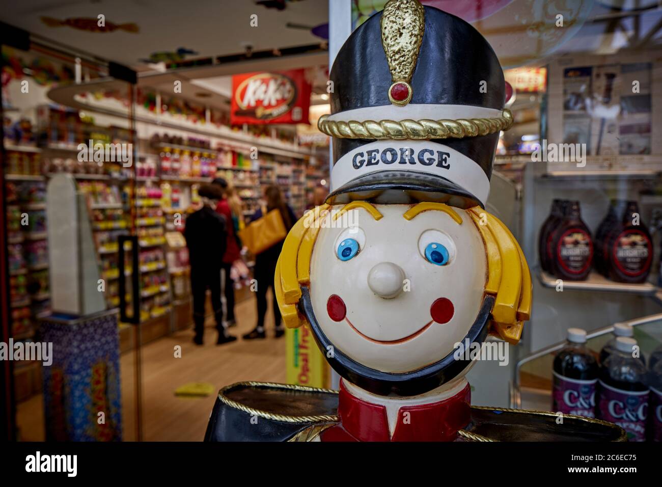 Centre-ville de Shrewsbury dans Shropshire George à l'extérieur de Mollies Sweet Shop dans Pride Hill Mall Banque D'Images