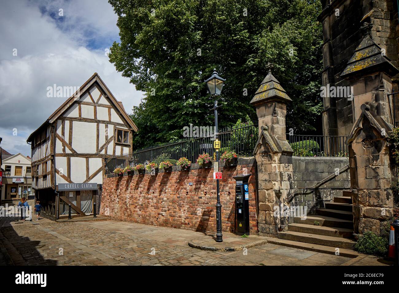 Centre-ville de Shrewsbury dans le Shropshire Grade II classé entrée de l'église St Alkmund et Bear Steps Cafe Banque D'Images