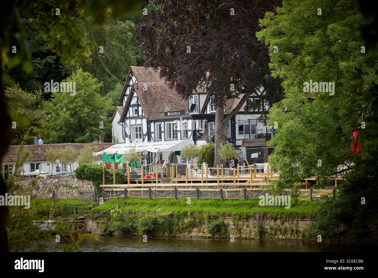 Shrewsbury centre-ville de Shropshire le Boathouse Grand pub Mock Tudor avec une terrasse en bois sur les rives de la rivière Seven Banque D'Images