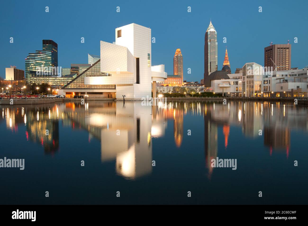 Vue sur la ville au crépuscule depuis le port, Cleveland, Ohio, États-Unis Banque D'Images
