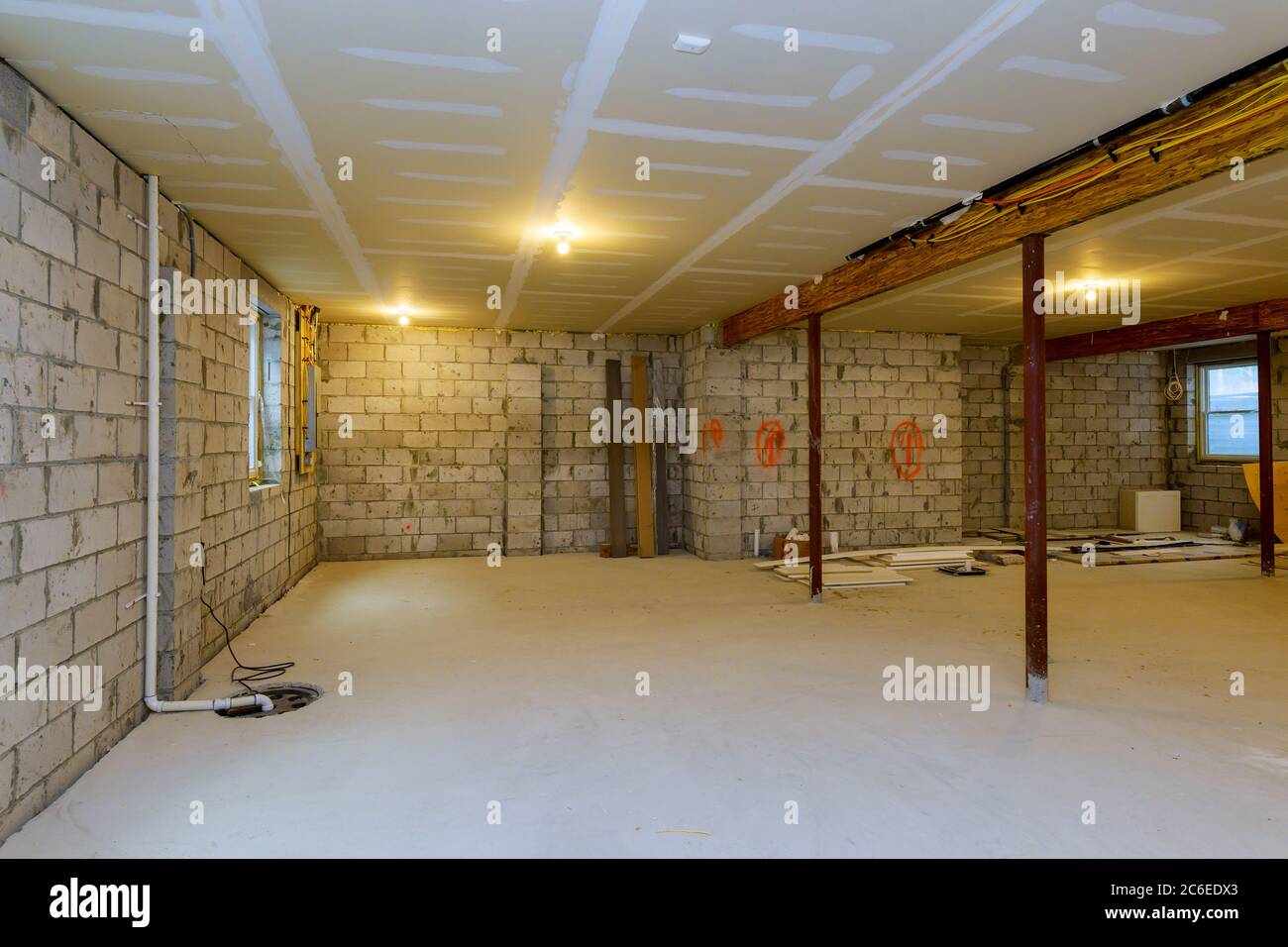 Rénovation de sous-sol cadre intérieur inachevé d'une nouvelle maison en construction Banque D'Images