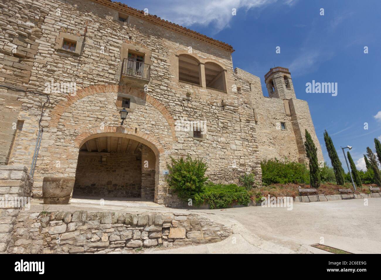 Le Montfalcó Murallit est situé dans la région de Segarra, perché sur une colline. C'est un exemple de village médiéval clos en Catalogne (Espagne). Banque D'Images