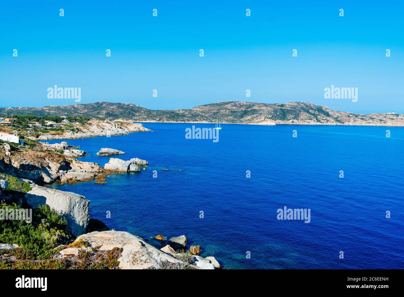 Une vue sur le promontoire de Punta San Francesco à Calvi, Corse, entourée par la mer Méditerranée, et la Punta Revellata promontoire dans la backgroun Banque D'Images