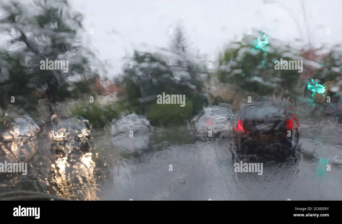 Berlin, Allemagne. 09e juillet 2020. La persistance des précipitations à des températures d'environ 17 degrés Celsius entrave la visibilité des conducteurs dans la circulation des heures de pointe. Crédit : Wolfgang Kumm/dpa/Alay Live News Banque D'Images