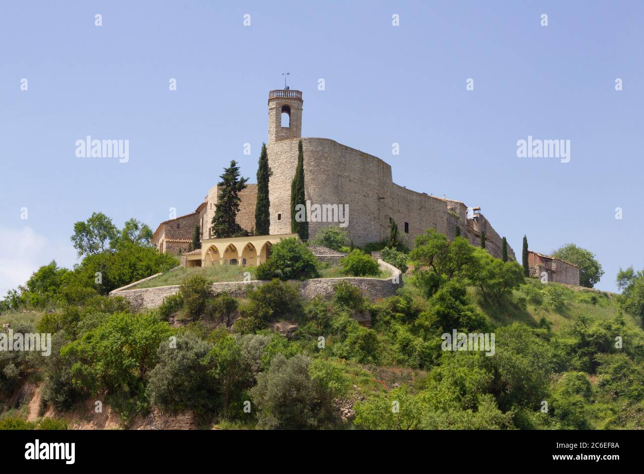 Le Montfalcó Murallit est situé dans la région de Segarra, perché sur une colline. C'est un exemple de village médiéval clos en Catalogne (Espagne). Banque D'Images