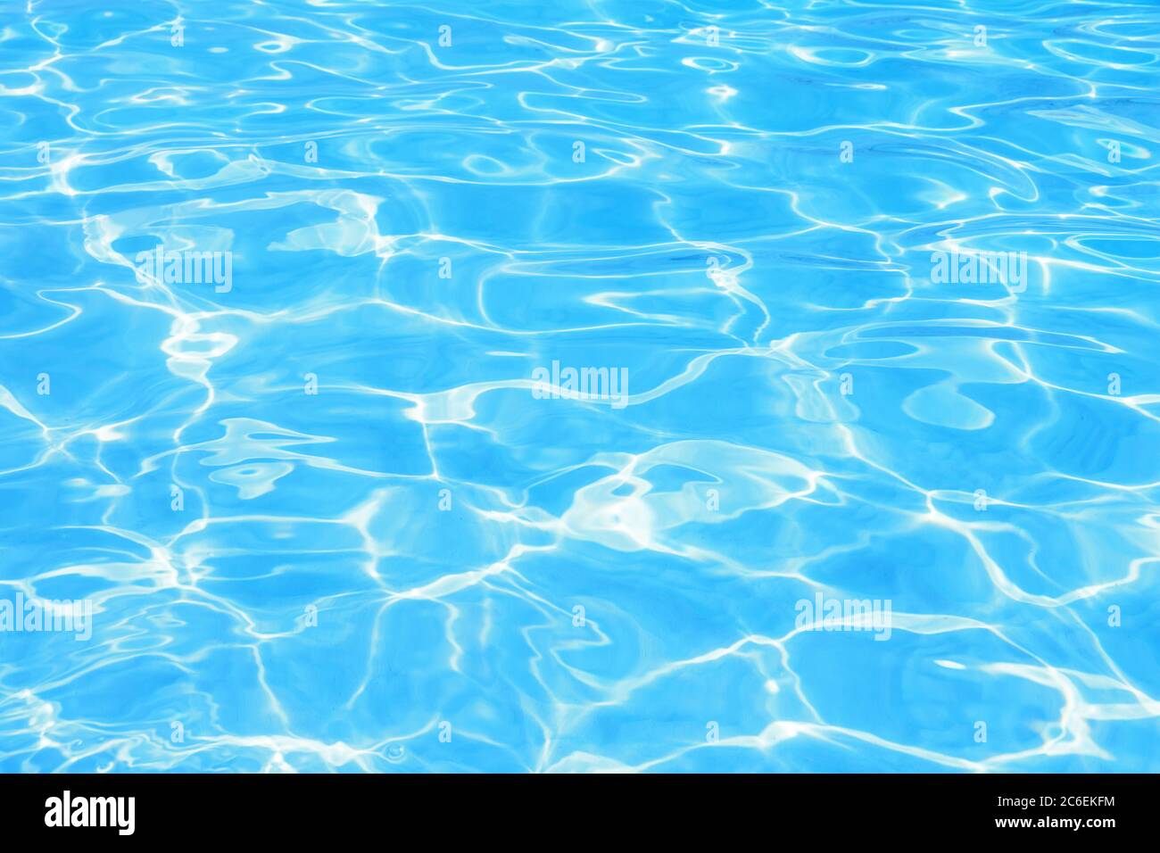 Piscine bleue, fond d'eau ondulé. Motif océan ou eau de mer avec vagues. Banque D'Images