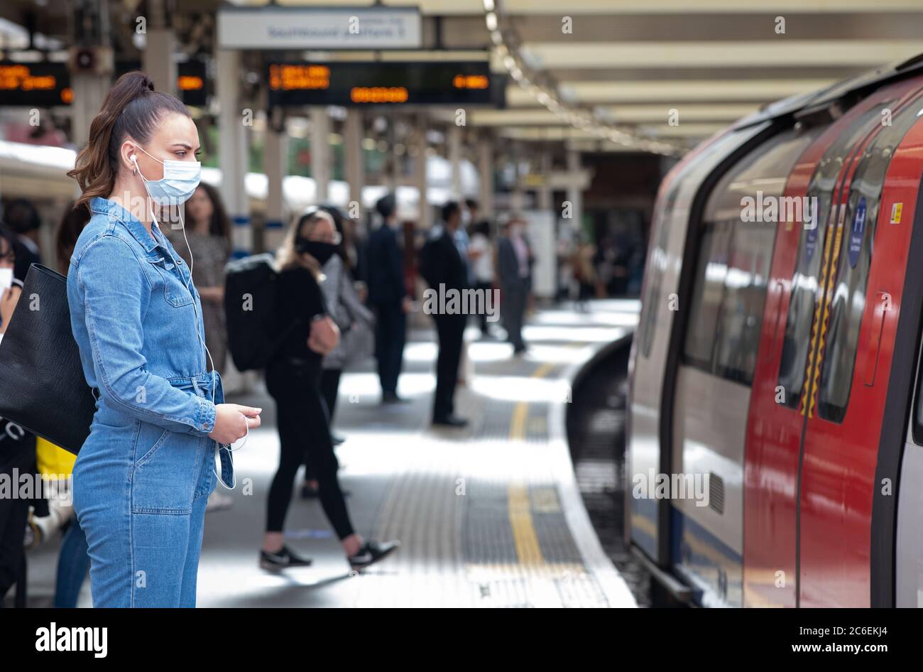 Les navetteurs portant des masques sur le métro de Londres . Gare de Finchley Road. 6 juillet 2020. Londres, Royaume-Uni. Banque D'Images