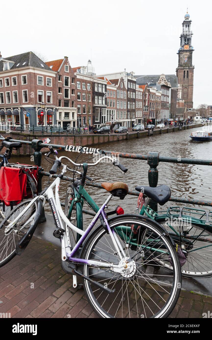 Amsterdam, pays-Bas - 25 février 2017 : stand de bicyclettes garées sur le pont dans le vieux Amsterdam Banque D'Images