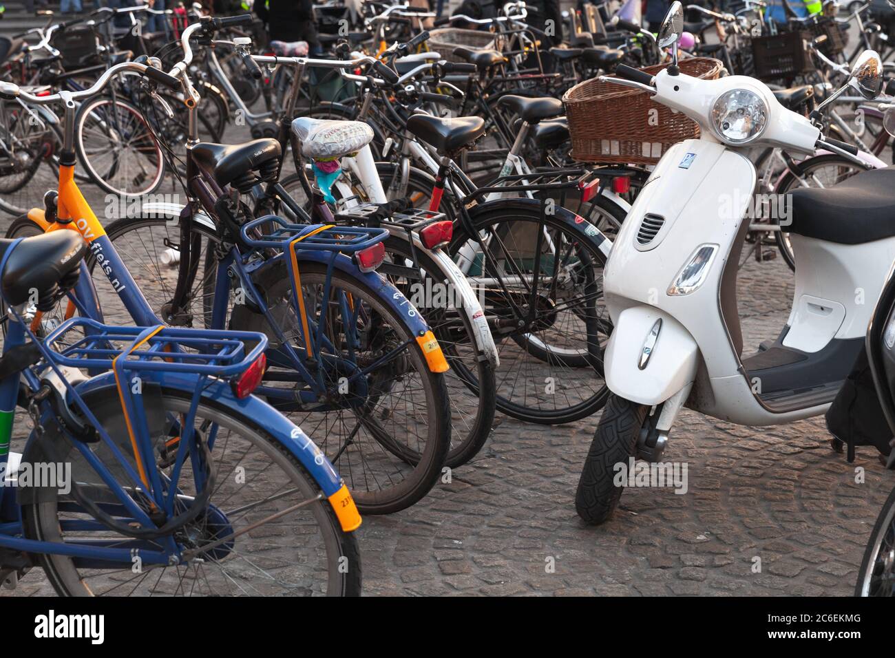 Amsterdam, pays-Bas - 24 février 2017 : un scooter Vespa blanc se trouve près des vélos sur un parking Banque D'Images