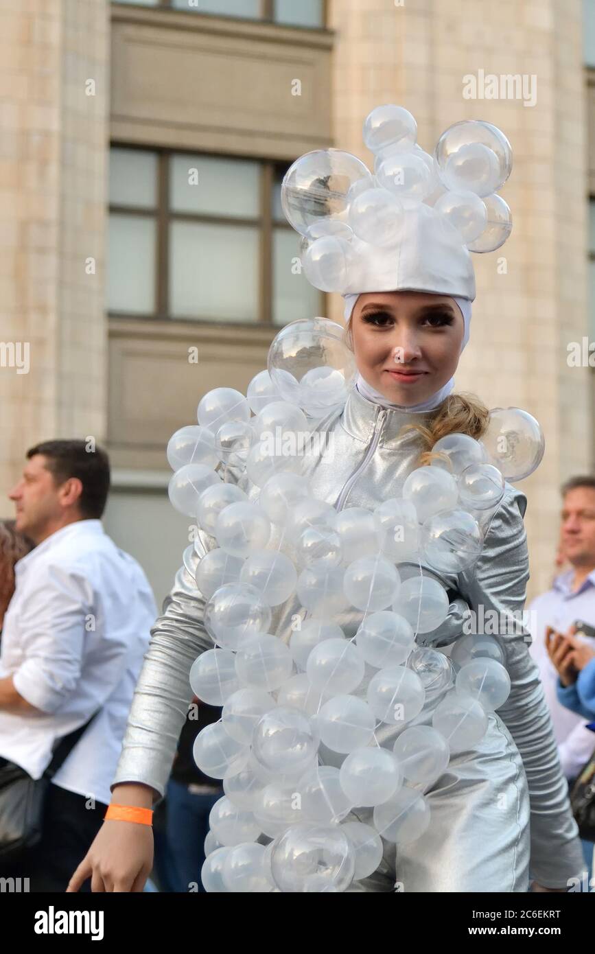 Moscou, Russie - 7 septembre 2019 : participant à un spectacle festif dans la rue en l'honneur de 872 anniversaire de la fondation de Moscou. La rue Tverskaya est devenue une Banque D'Images