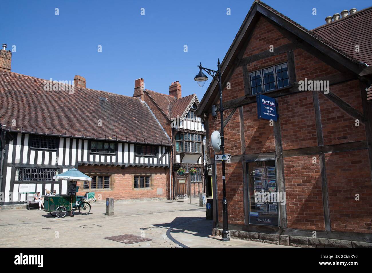 Vues de la rue Henley, y compris la bibliothèque de Stratford-upon-Avon dans le Warwickshire au Royaume-Uni, prises le 22 juin 2020 Banque D'Images