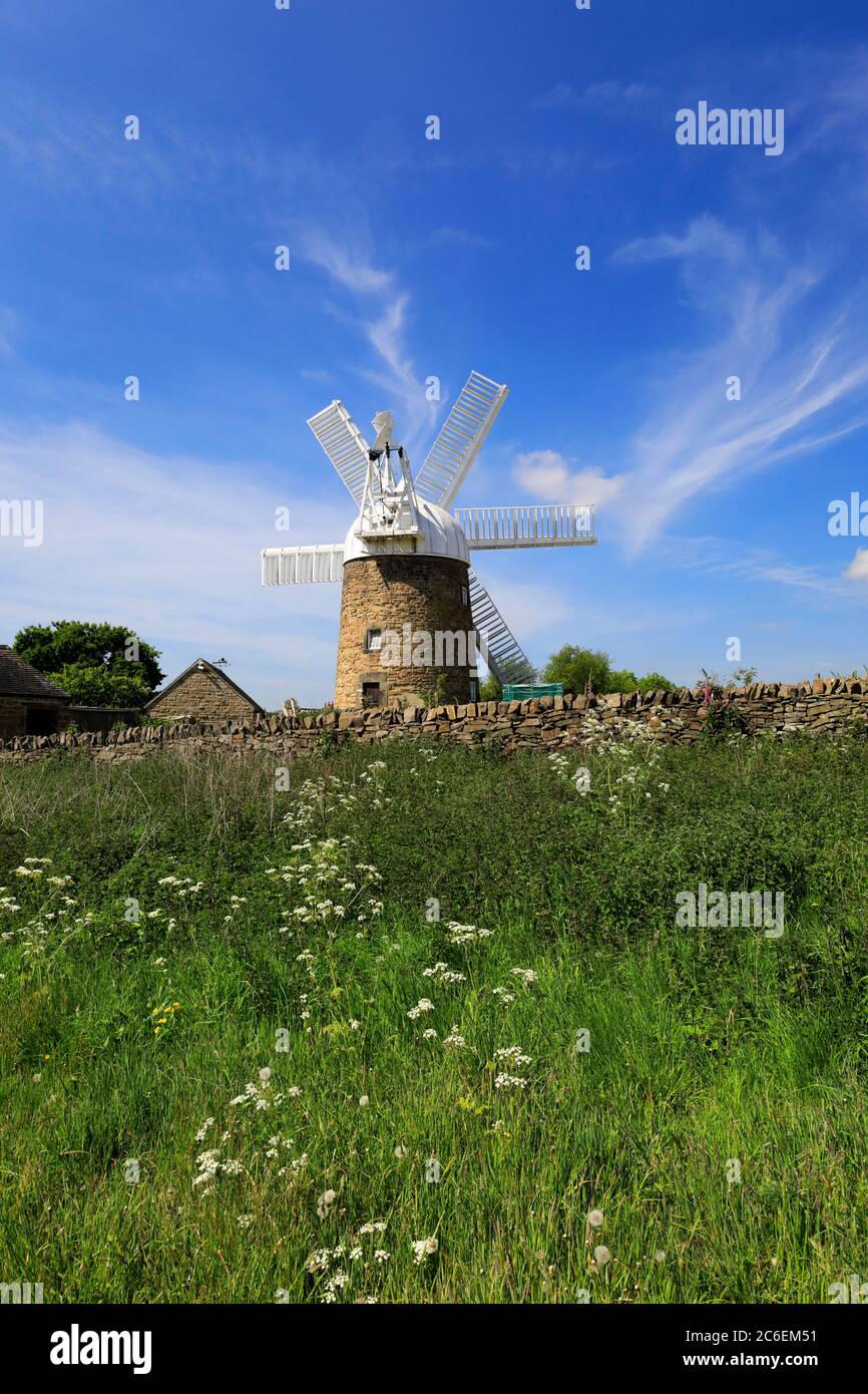 Vue d'été sur Heage Windmill, Heage village, Derbyshire Angleterre Royaume-Uni Banque D'Images