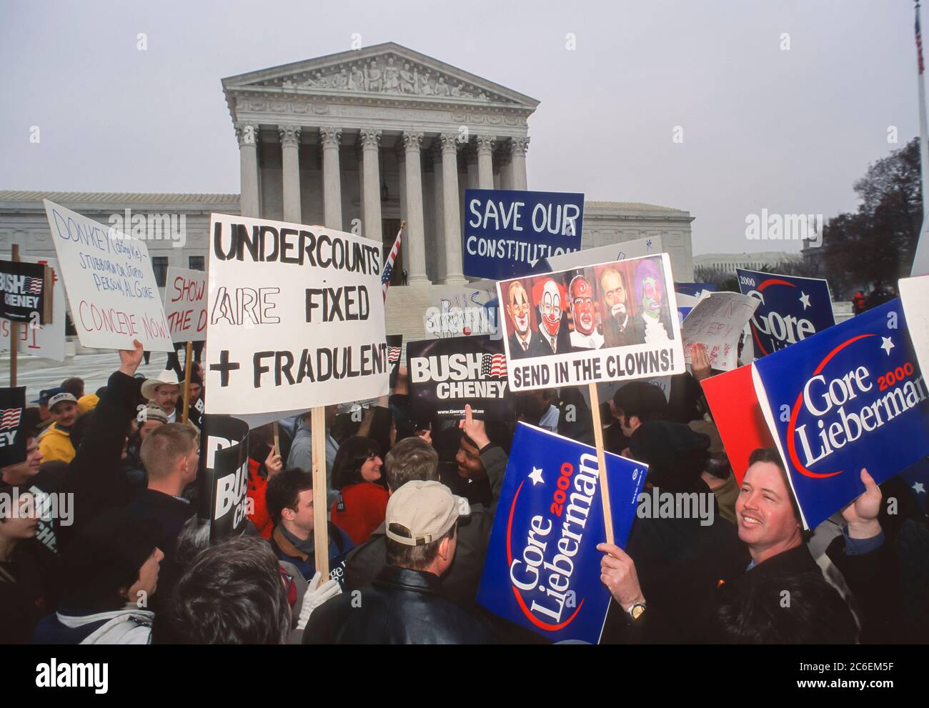 WASHINGTON, DC, USA, 11 DÉCEMBRE 2000 - manifestation d'un différend électoral devant la Cour suprême des États-Unis. Banque D'Images