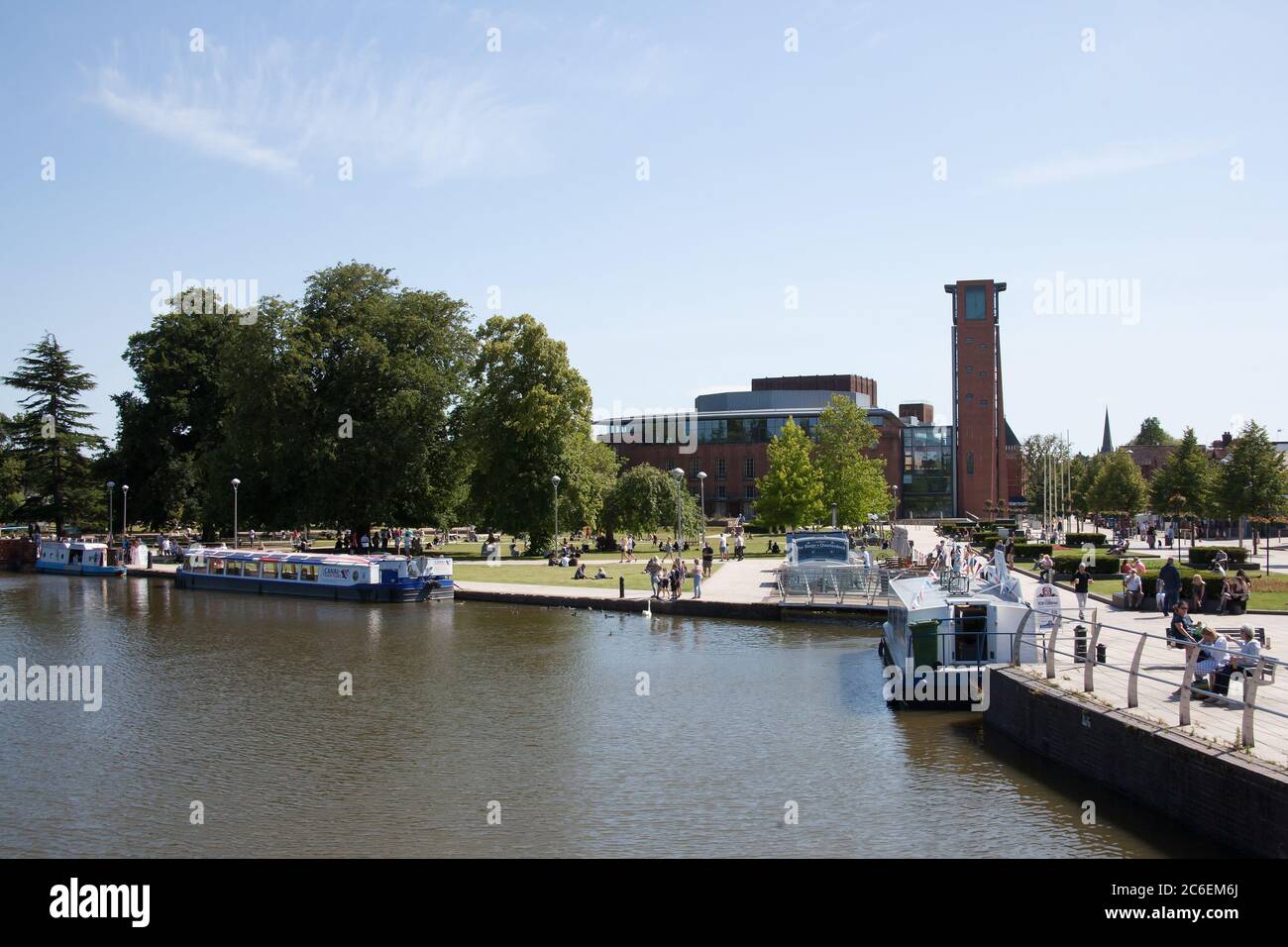 Bateaux sur la rivière Avon à Stratford-upon-Avon avec le Royal Shakespeare Theatre en arrière-plan pris le 22 juin 2020 Banque D'Images