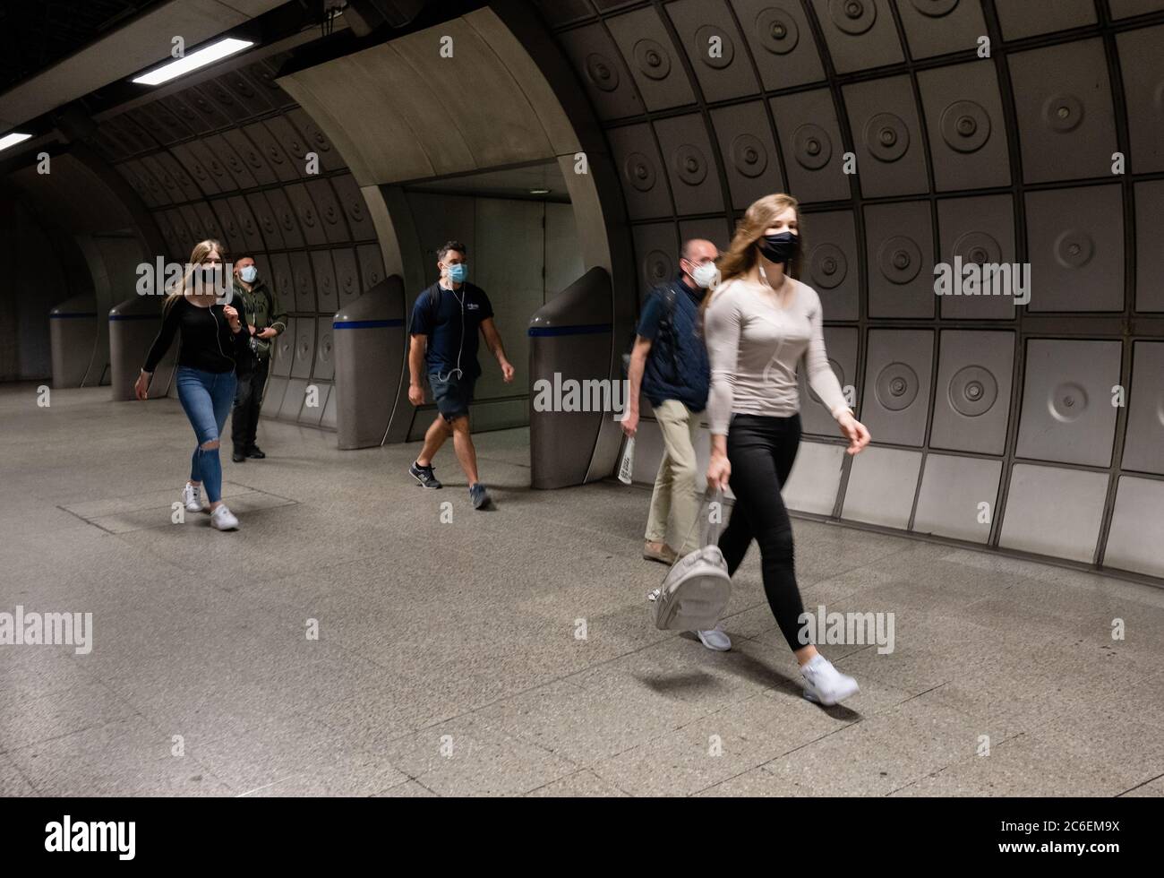 Les navetteurs portant des masques sur le métro de Londres . Gare de Waterloo. 6 juillet 2020. Londres, Royaume-Uni. Banque D'Images