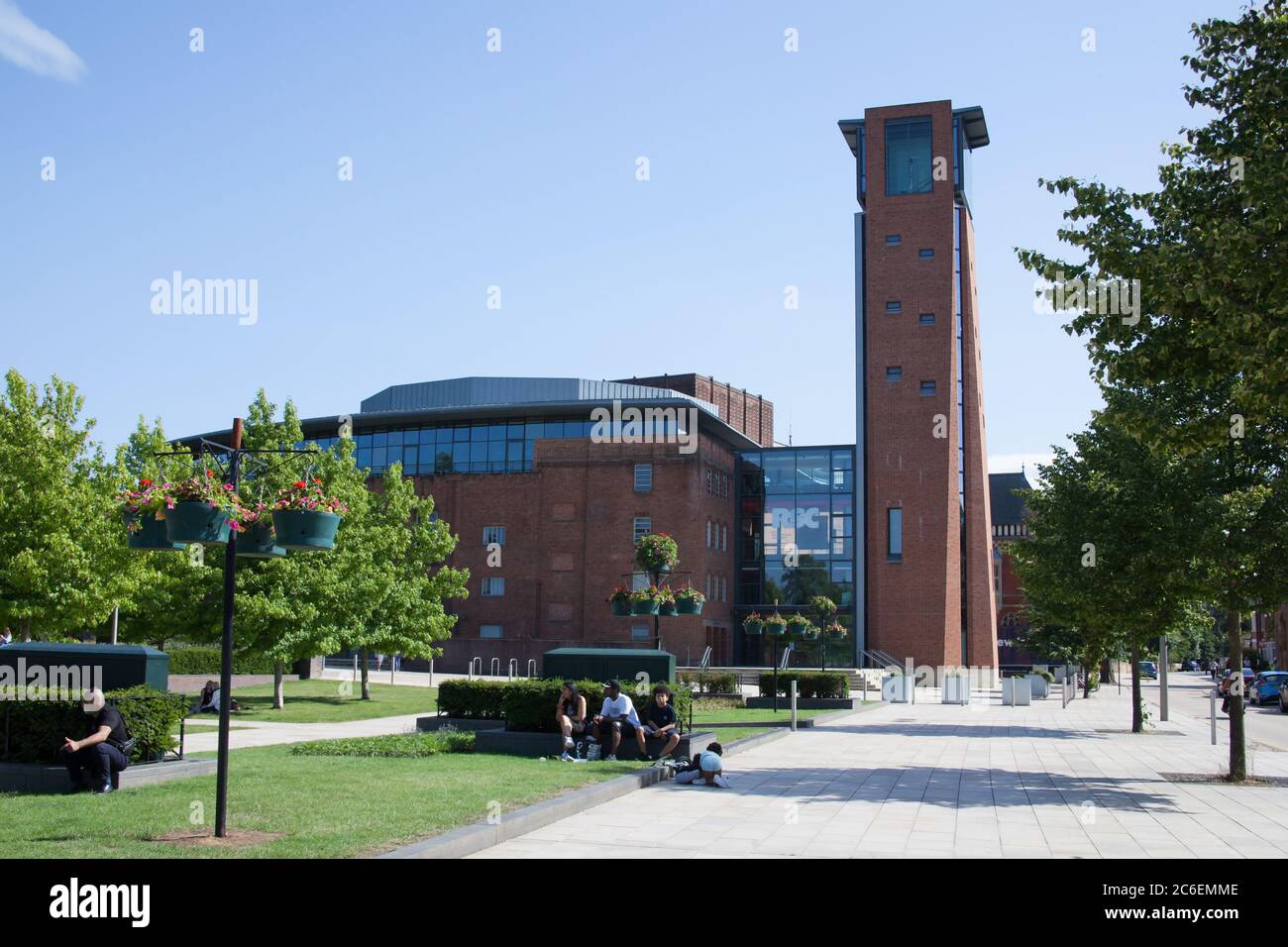 Le Royal Shakespeare Theatre de Bancroft Gardens à Stratford-upon-Avon dans le Warwickshire au Royaume-Uni, pris le 22 juin 2020. Banque D'Images