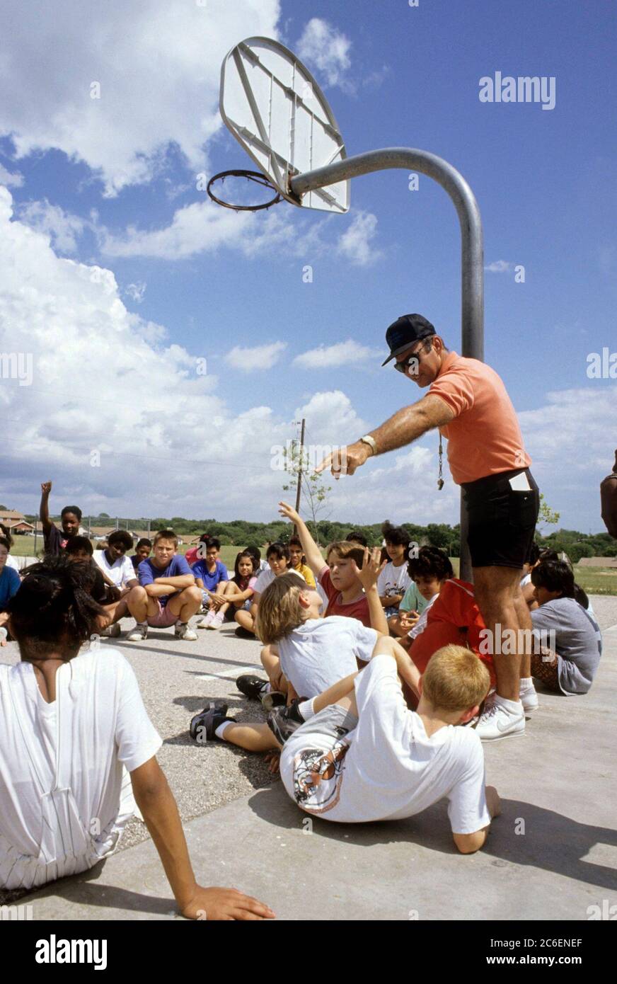 Les enfants en classe d'éducation physique apprennent les techniques de football. ©Bob Daemmrich Banque D'Images