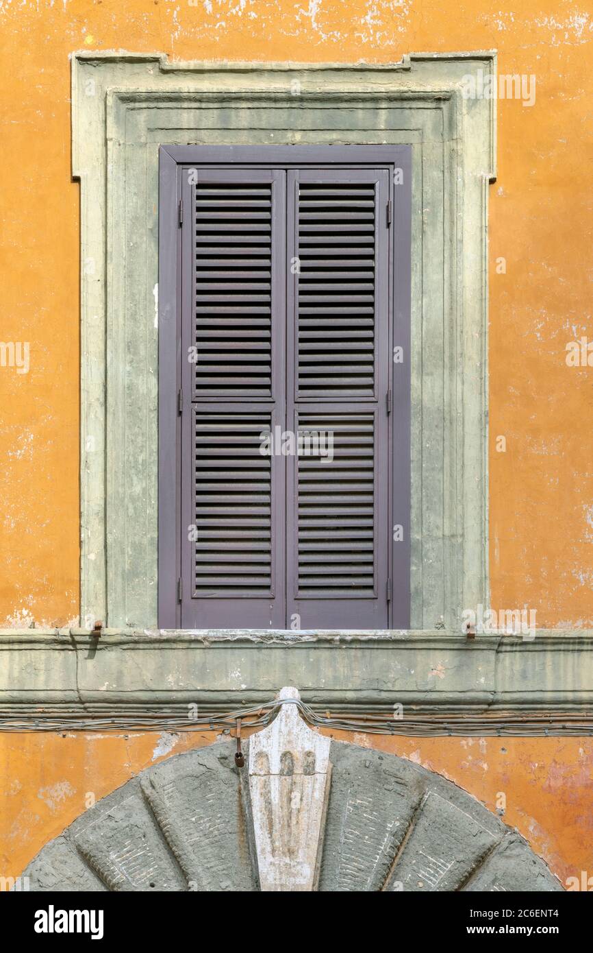 Italie, Latium, Rome, fenêtre avec volets Banque D'Images