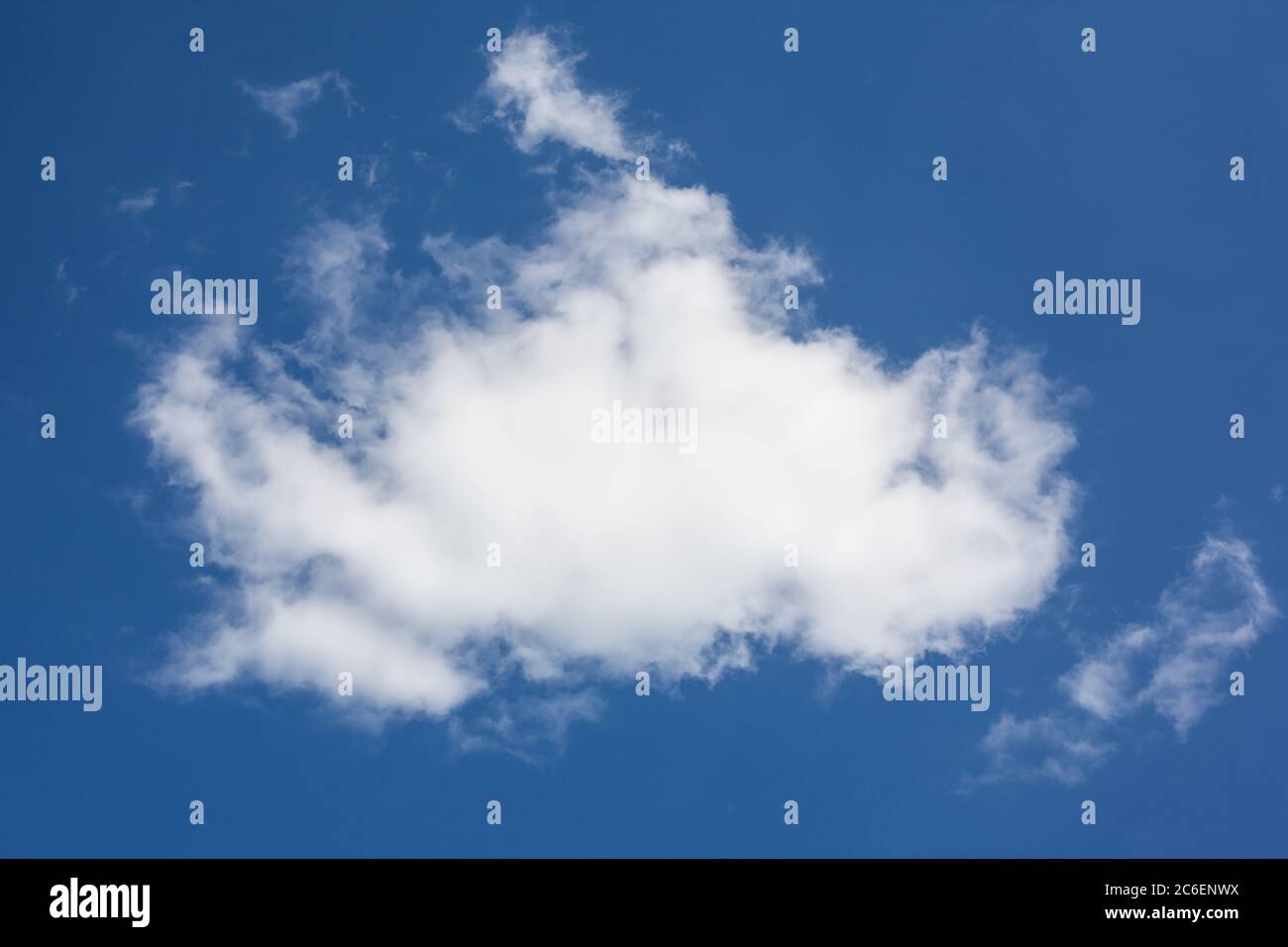 Un nuage blanc moelleux dans un ciel bleu, modèle pour le design Banque D'Images