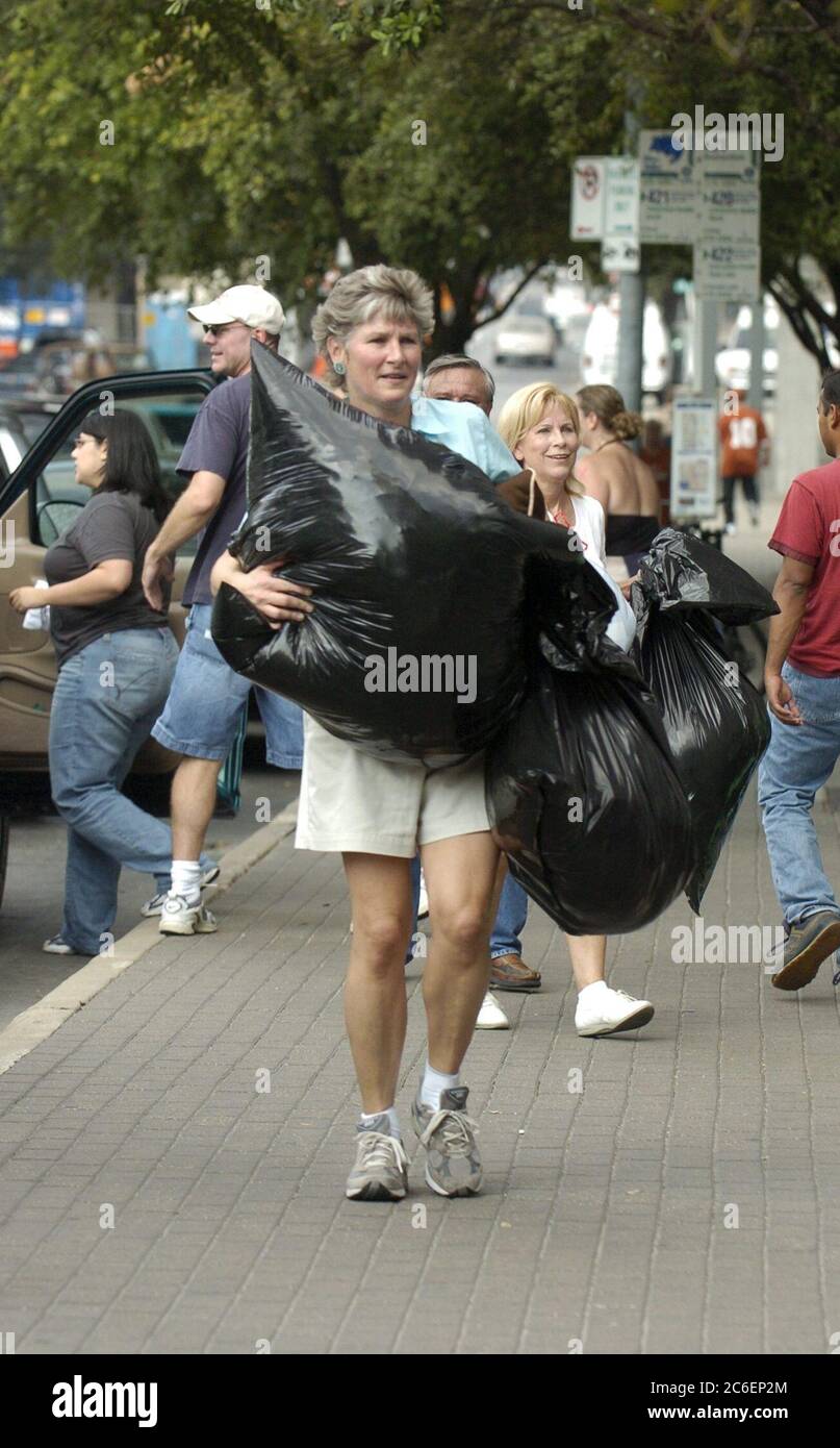 Austin, Texas, États-Unis, 3 septembre 2005 : Karen Hughes, sous-secrétaire d'État américaine à la diplomatie publique, aide à décharger des fournitures de secours à l'extérieur du centre des congrès d'Austin alors que des milliers de réfugiés de l'ouragan Katrina continuaient à affluer au Texas. ©Bob Daemmrich Banque D'Images