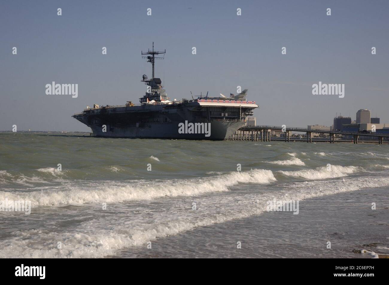 Corpus Christi, Texas États-Unis, 13 juillet 2005 : la ligne d'horizon de Corpus Christi, Texas regardant vers le sud vers le site touristique USS Lexington sur la rive nord du port de Corpus Christi. ©Bob Daemmrich Banque D'Images Corpus Christi, Texas États-Unis, 13 juillet 2005 : la ligne d'horizon de Corpus Christi, Texas regardant vers le sud vers le site touristique USS Lexington sur la rive nord du port de Corpus Christi. ©Bob Daemmrich Banque D'Images