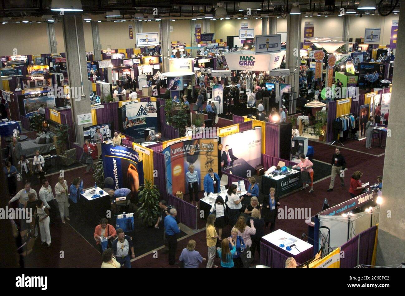 Grapevine, Texas Mai 2005 : le congrès annuel d'affaires de la Texas Apartment Association ; étage du salon avec environ 250 stands. ©Bob Daemmrich Banque D'Images