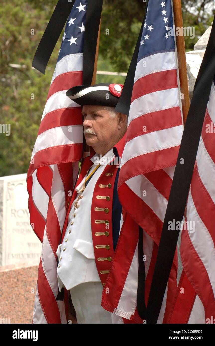 Austin, Texas 30MAY2005 : le chapitre Patrick Henry des fils de la Révolution américaine accueille un service du jour du souvenir au cimetière d'État du Texas en hommage à ceux qui ont combattu et sont morts pour la liberté. ©Bob Daemmrich / Banque D'Images