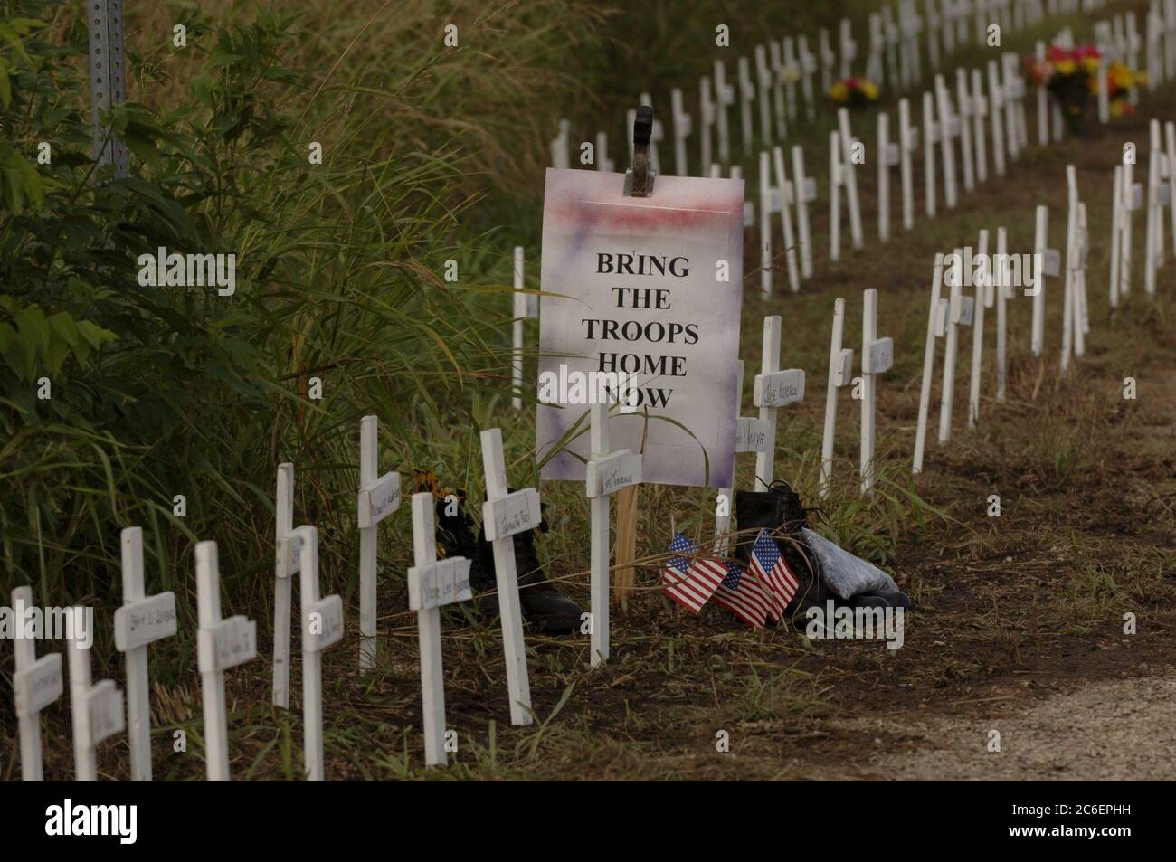 Crawford, Texas 12 août 2005 : site de protestation connu sous le nom de 'Camp Casey' où environ 100 manifestants contre la guerre en Irak tiennent une veillée pendant les vacances du président américain Bush en août dans son ranch voisin. Les croix représentent des soldats qui ont été tués en Irak. ©Bob Daemmrich Banque D'Images