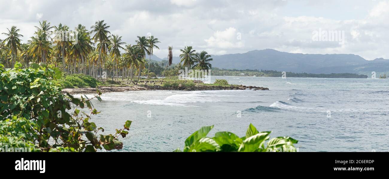 Plage tropicale et île de l'océan à Samana, République dominicaine. Banque D'Images