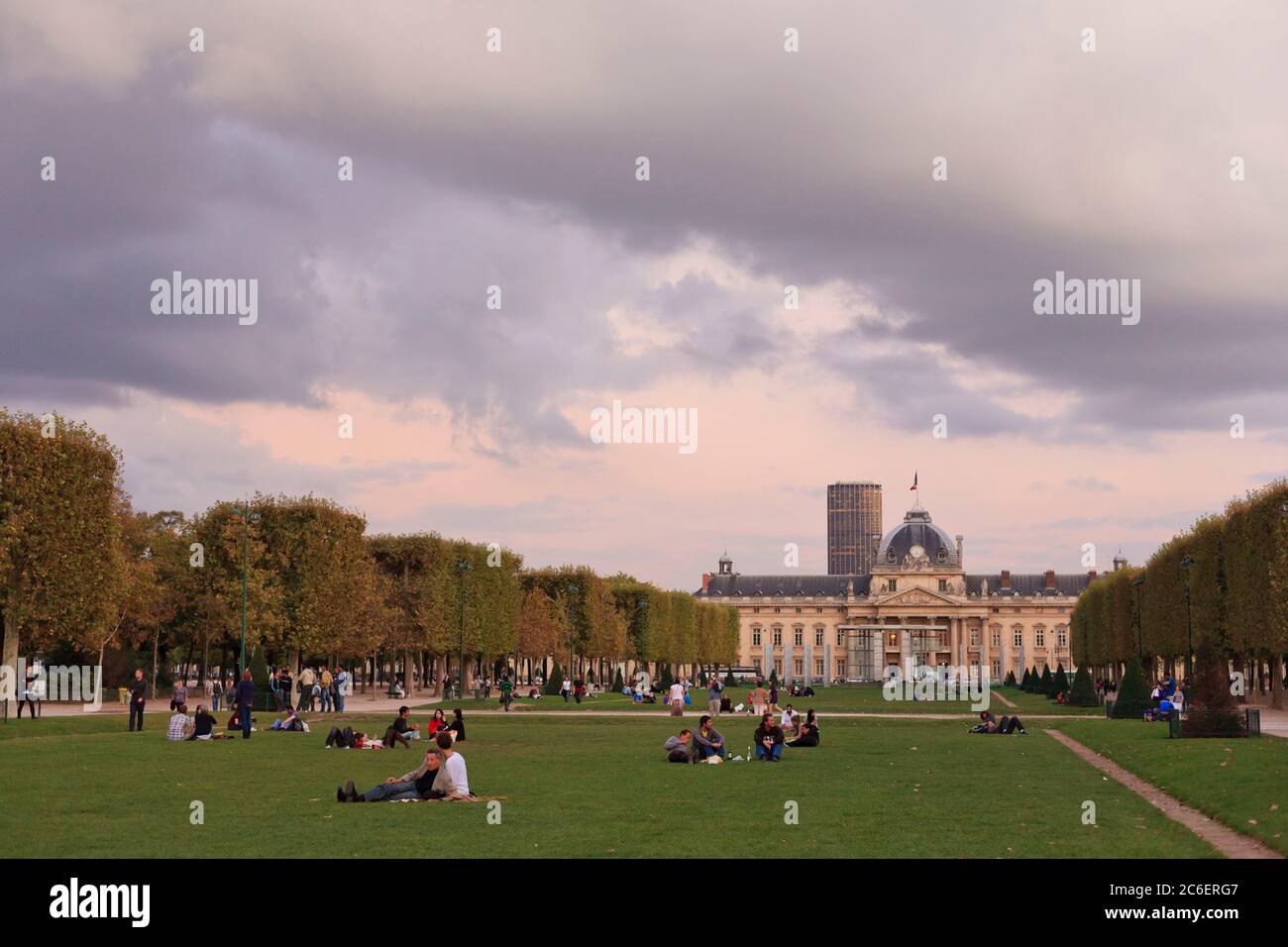 L'Ecole militaire avec les Parisiens qui apprécient la pelouse à Park, Paris, France Banque D'Images