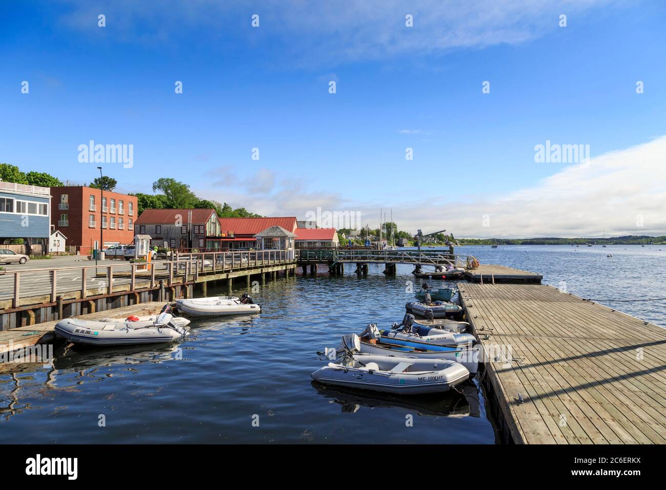 Port avec bateaux et quai en été, Castine, Maine, Nouvelle-Angleterre, Etats-Unis Banque D'Images