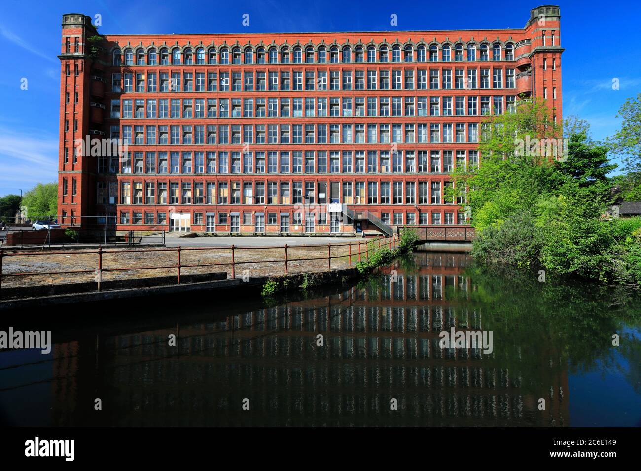 East Silk Mill, un site classé au patrimoine mondial de l'humanité, rivière Derwent, village de Belper, vallée de l'Ambre, Derbyshire Dales, Angleterre, Royaume-Uni Banque D'Images