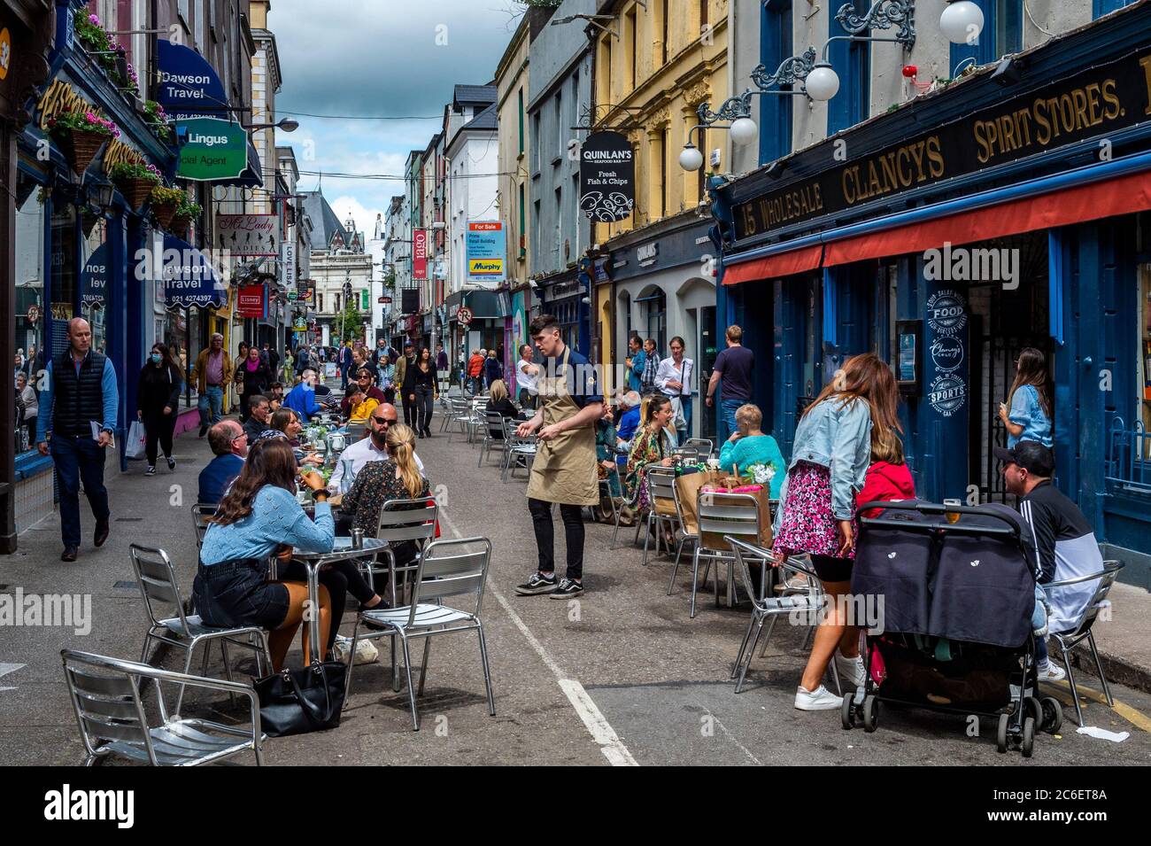 Cork, Irlande. 9 juillet 2020. Plusieurs cafés et restaurants de Cork ont mis en place des repas en plein air à la réouverture après avoir assoupi certaines restrictions Covid-19. Les cafés limitent les places en intérieur et prennent les noms et numéros de téléphone des clients à des fins de recherche de contacts. Crédit : AG News/Alay Live News Banque D'Images