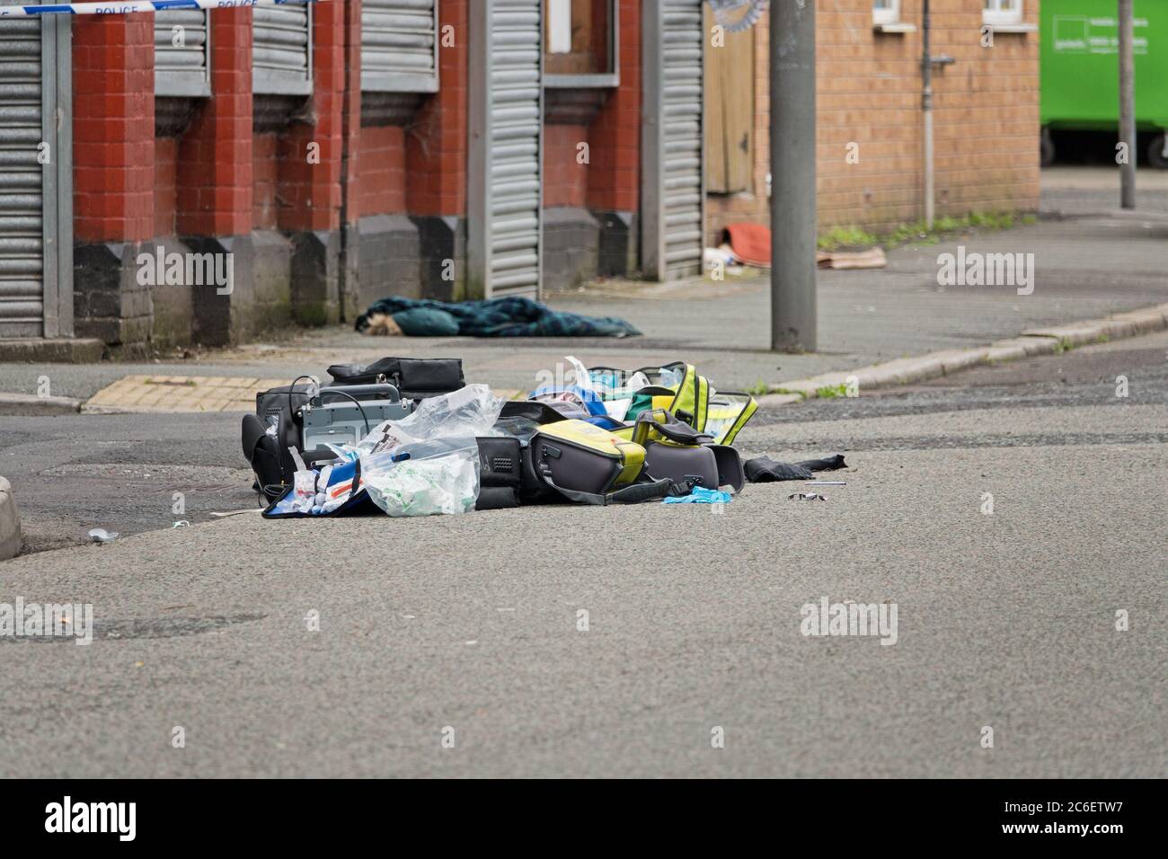 Toxteth, Liverpool, Royaume-Uni. 9 juillet 2020. Les policiers sont actuellement en train de faire face à un incident à Toxteth. Des officiers ont été appelés aujourd'hui à 1.50 heures, à Cairns Street, pour faire état d'une femme armée d'un couteau. Des patrouilles ont assisté à la scène et une femme a été blessée par balle par la police et a subi une blessure au haut du corps. La femme a été hospitalisée pour traitement. Une enquête est en cours et la région est actuellement en cours de réalisation. L'incident a été renvoyé au Bureau indépendant de conduite de la police. Crédit : ken biggs/Alay Live News Banque D'Images